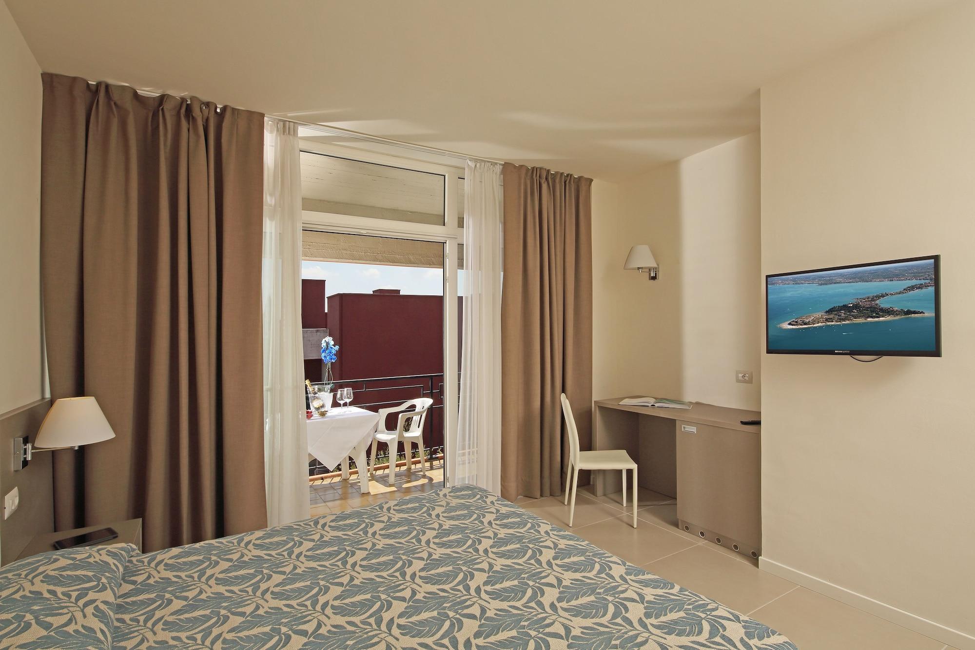 Hotel Residence Holiday Sirmione Bagian luar foto