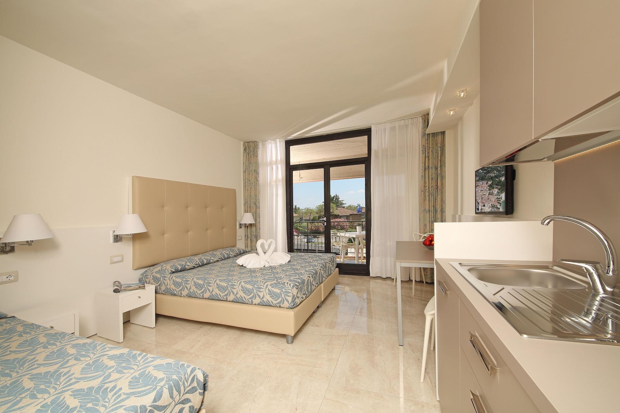 Hotel Residence Holiday Sirmione Bagian luar foto