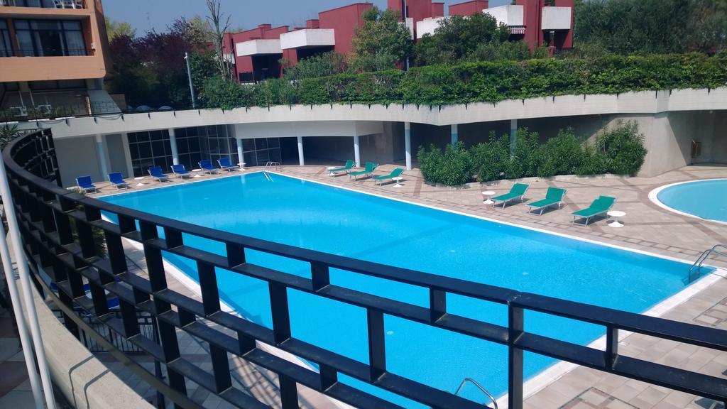 Hotel Residence Holiday Sirmione Bagian luar foto