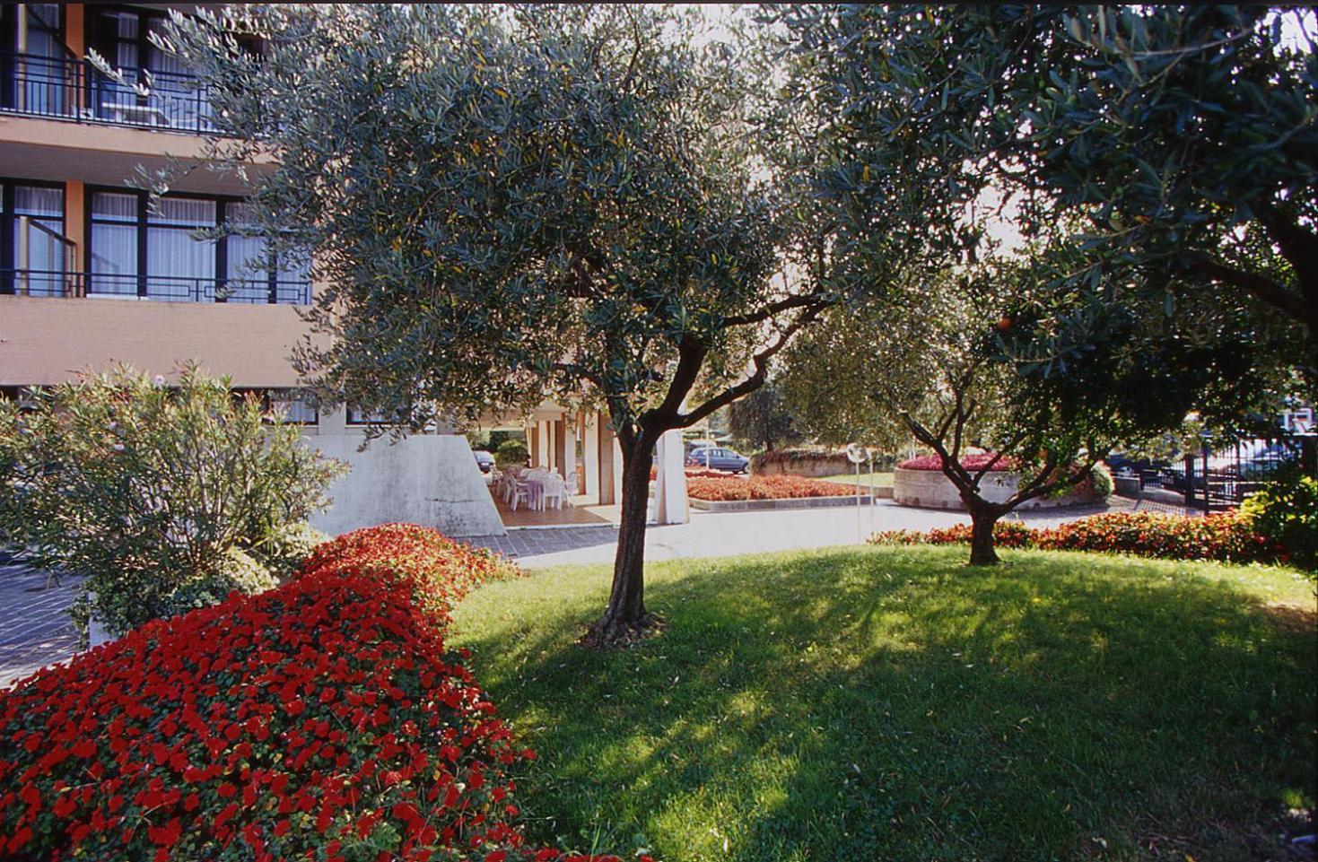 Hotel Residence Holiday Sirmione Bagian luar foto