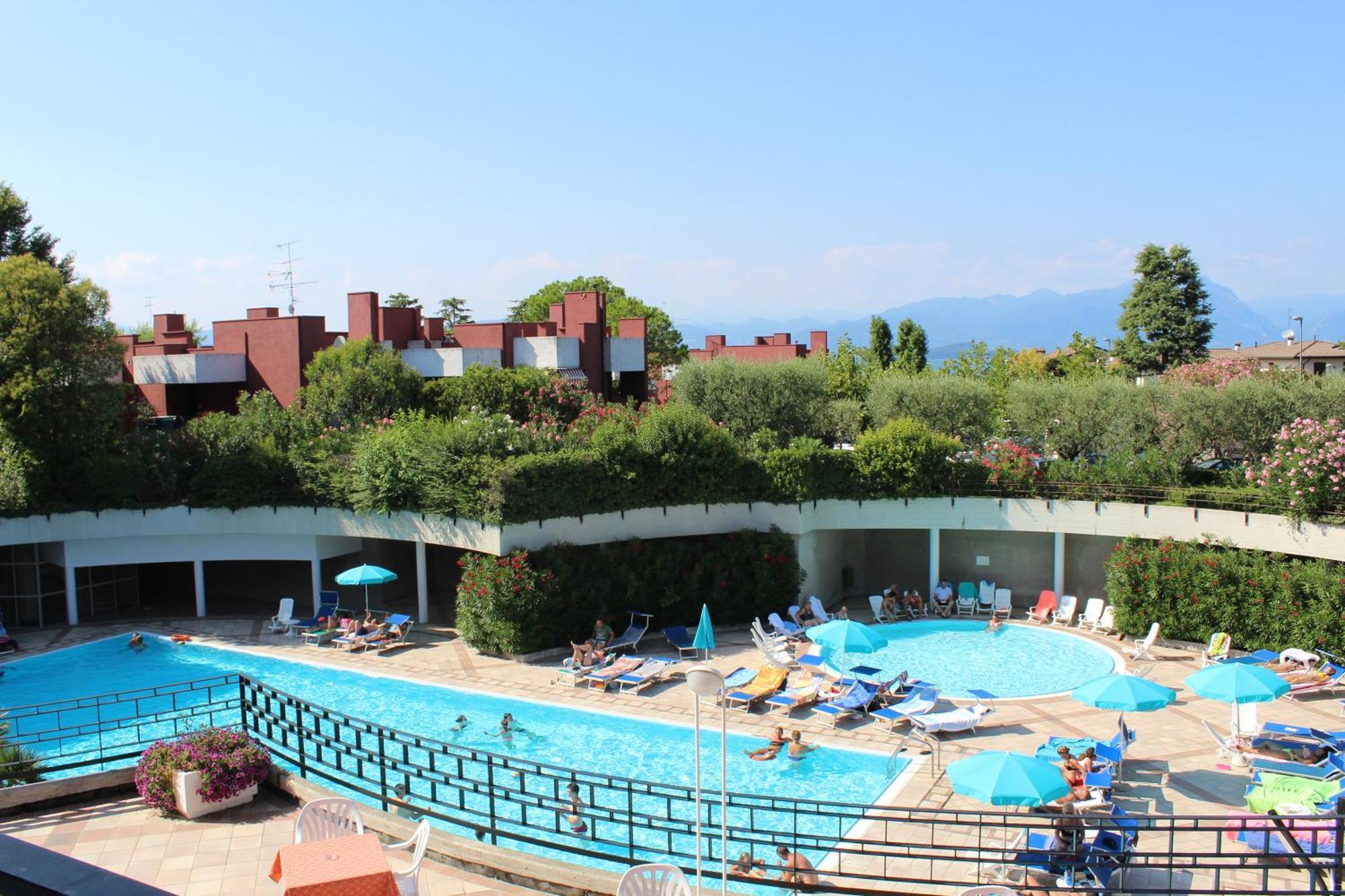 Hotel Residence Holiday Sirmione Bagian luar foto