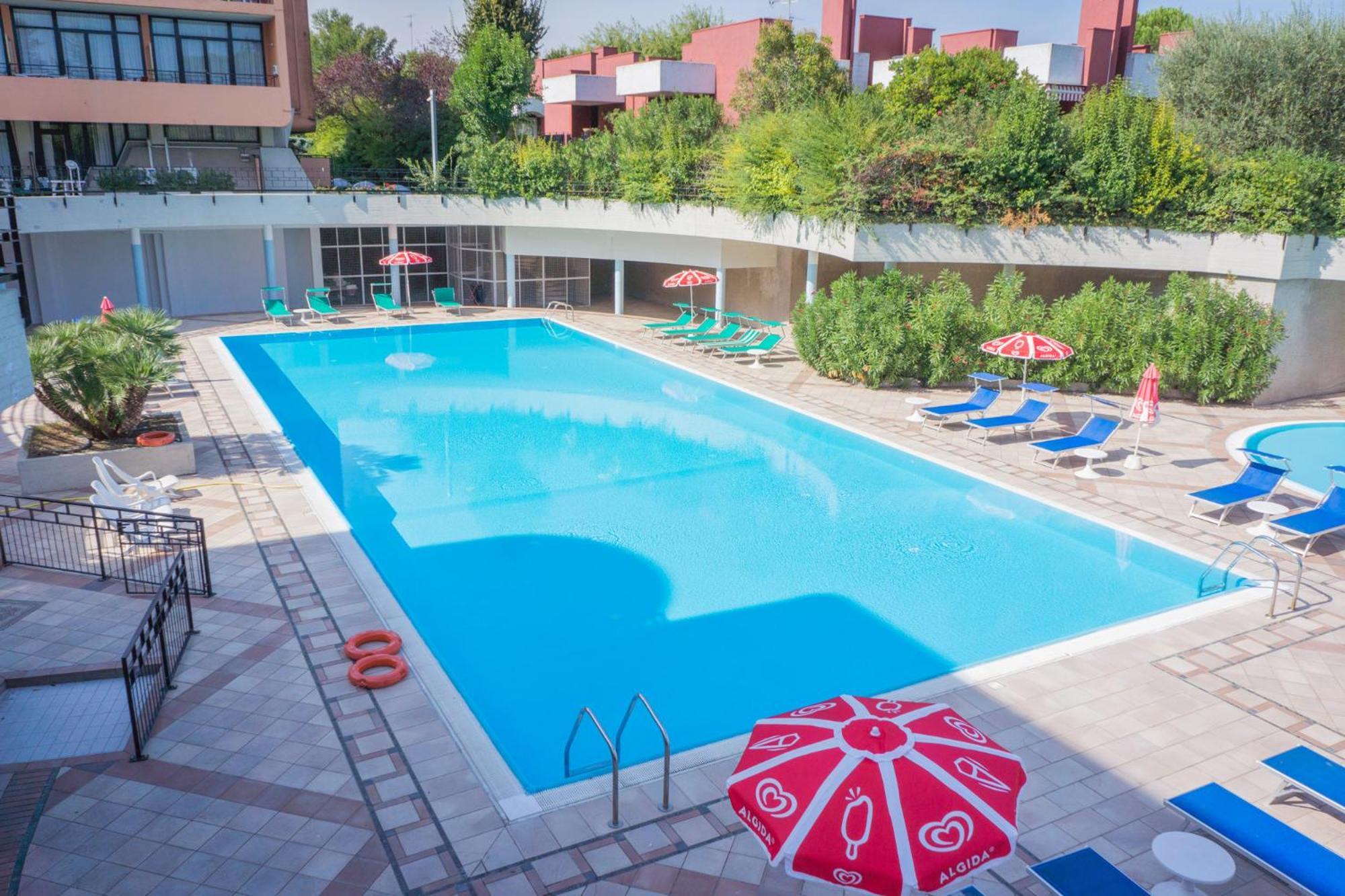 Hotel Residence Holiday Sirmione Bagian luar foto