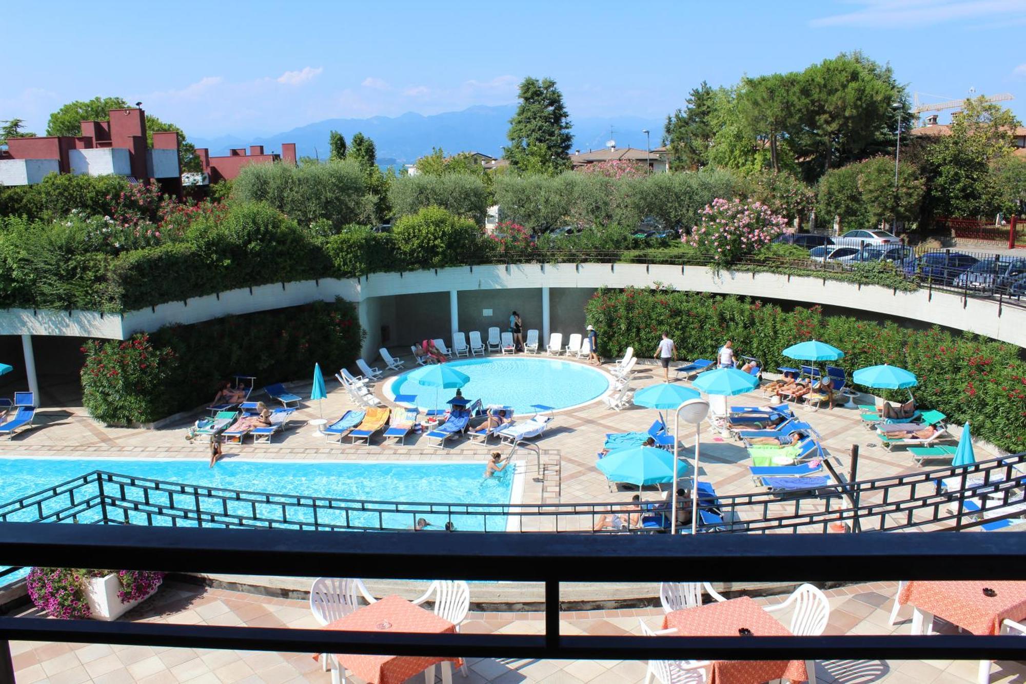 Hotel Residence Holiday Sirmione Bagian luar foto