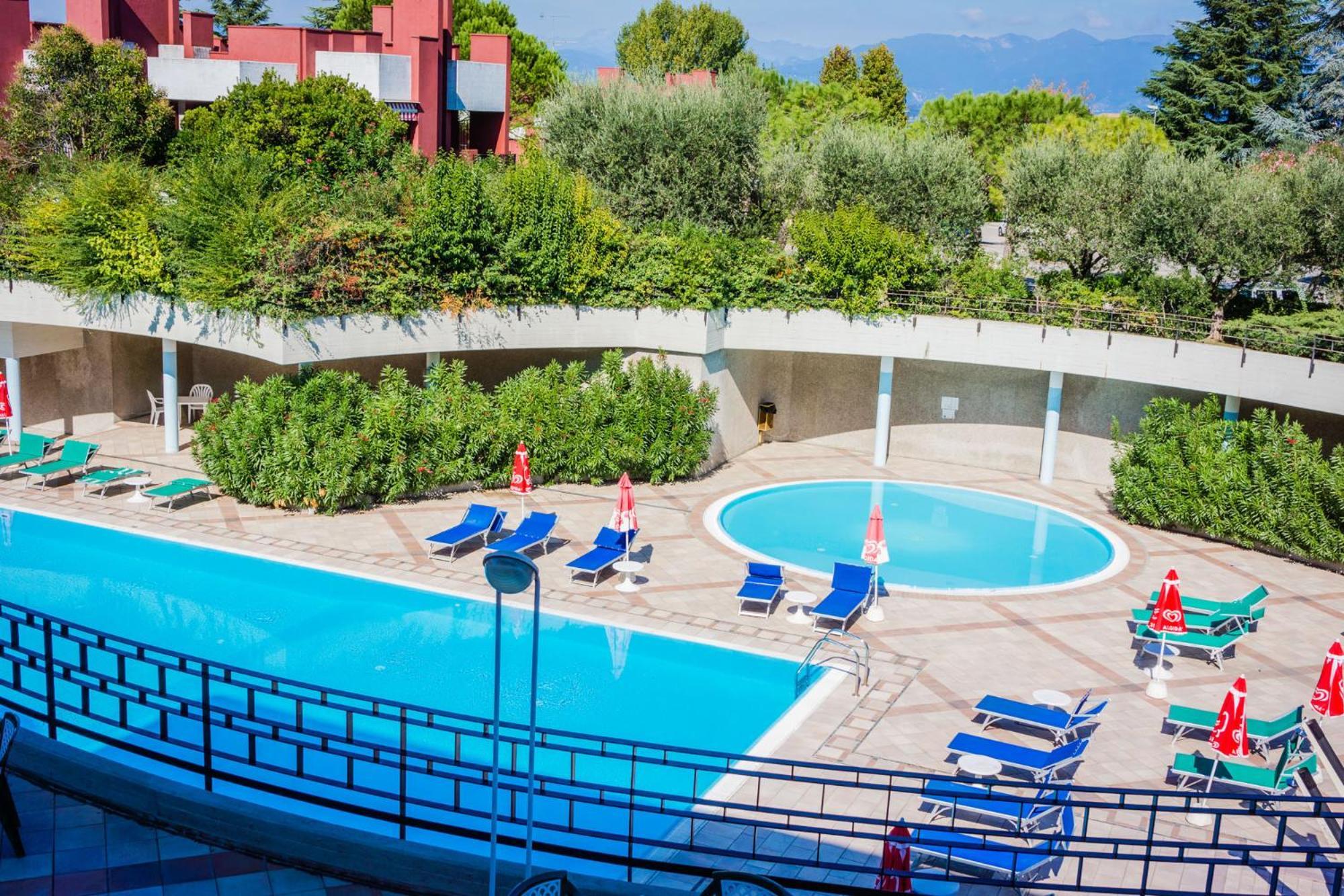 Hotel Residence Holiday Sirmione Bagian luar foto