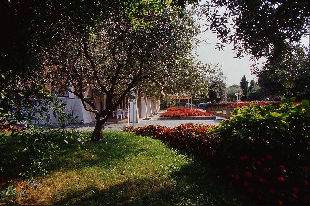 Hotel Residence Holiday Sirmione Bagian luar foto